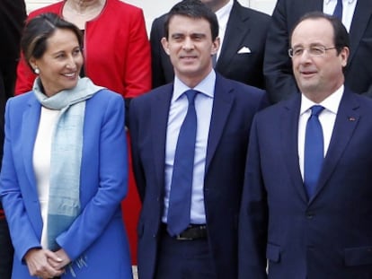 De izquierda a derecha, Ségolène Royal, Manuel Valls y François Hollande, este viernes tras el Consejo de Ministros.