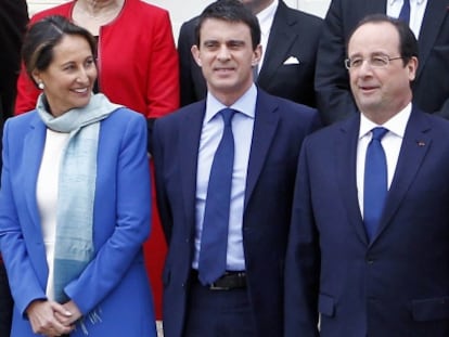 De izquierda a derecha, Ségolène Royal, Manuel Valls y François Hollande, este viernes tras el Consejo de Ministros.