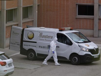 Empleados de una funeraria, este viernes, a la salida del mortuorio del hospital Severo Ochoa de Leganés.