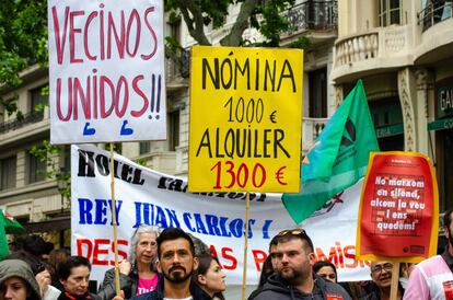 Manifestación en Barcelona, donde miles de vecinos protestan por la expulsión que sufren de sus barrios debido a la subida de los alquileres por la presión del turismo.