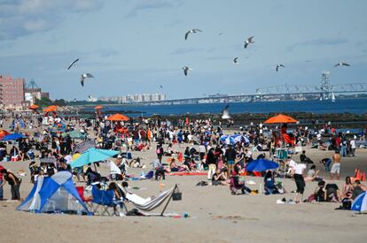 Cientos de personas abarrotan la playa de Coney Island, en Nueva York, este 31 de mayo. El puente de Memorial Day en EE UU ha sido el primero celebrado sin restricciones en Nueva York en casi 15 meses.