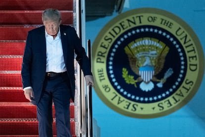 El presidente de los Estados Unidos, Donald Trump, desciende de 'Air Force One' en la base aérea de Andrews en Maryland, tras la cumbre en Alaska con Putin.