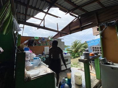 Un hombre ordena su casa dañada por el paso del huracán 'Julia', en San Andrés (Colombia), en octubre de 2022.