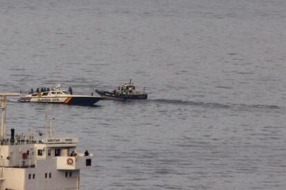 Una patrullera de la guardia civil recibe la embarcacion de manos de la policia de Gibraltar.