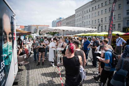 Varias personas esperan para vacunarse en Berlín, el 16 de julio. 