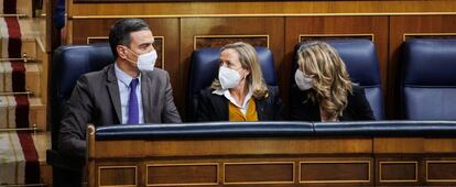 El presidente del Gobierno, Pedro Sánchez la ministra de Asuntos Económicos y la ministra de Trabajo, Yolanda Díaz, durante la votación de la reforma laboral.