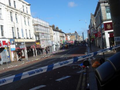 Imagen de una lectora que muestra una calle de esta localidad, situada al sur de la capital britanica