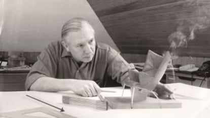 Hans J. Wegner trabajando en el prototipo de una de las más de 500 sillas que diseñó en su vida. |