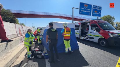 Efectivos de Emergencias, Summa 112 y de la Guardia Civil en el punto de la M-509 donde murió una mujer en un accidente de tráfico este martes.