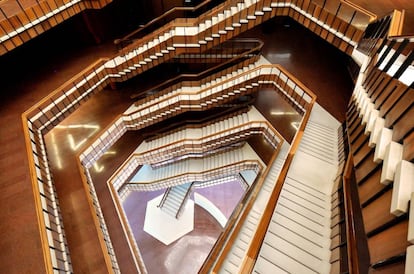 La escalera central del Palazzo Uffici se construyó para permitir la visión de todos sus usuarios entre las diferentes plantas del edificio.