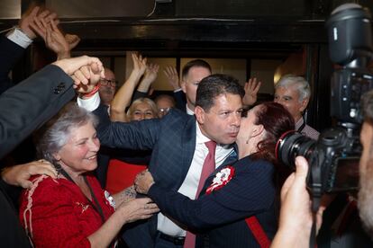 El líder de la coalición GSLP/Lib (Gibraltar Socialist Labour Party y Gibraltar Liberal Party), Fabian Picardo, celebra con sus simpatizantes en la madrugada de este viernes tras proclamarse ganador de las elecciones celebradas en el Peñón para renovar el cargo de ministro principal por un cuarto mandato.
