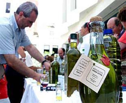 La Junta celebró ayer en Huelva un acto para informar sobre los beneficios del aceite oliva de la provincia, que incluyó una degustación.