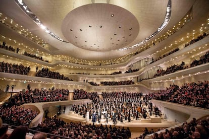 El público aplaude al director Thomas Hengelbrock y la Orquesta NDR de la Filarmónica del Elba al finalizar el concierto de inauguración de la sala de conciertos Elbphilharmonie, en Hamburgo (Alemania).