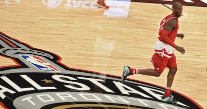 LWS143. Toronto (Canada), 15/02/2016.- Los Angeles Lakers player and West Team member Kobe Bryant runs down court in the second half of the 2016 NBA All-Star game at the Air Canada Centre in Toronto, Ontario, Canada, 14 February 2016. This is the first time the NBA All-Star game has been held outside the United States. (Baloncesto) EFE/EPA/WARREN TODA CORBIS OUT