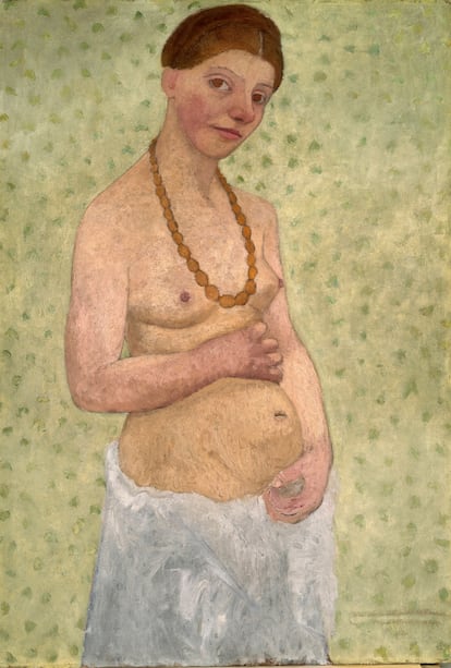 'Autorretrato, sexto aniversario de boda' (1906), PAULA MODERSOHN-BECKER (1876-1907). Se escapó a París después de haber estudiado en escuelas tradicionales de Londres y Berlín. En la capital francesa pudo estudiar dibujo a partir del desnudo, así como las obras del Museo Louvre. 
Destacan sus autorretratos que presentan a una mujer que se regocija en su independencia. En esta obra está desnuda de cintura para arriba, se retrata con un collar de cuentas, y apoya sus manos sobre un vientre abultado y redondo. No estaba embarazada, su intención era representar su nueva vida floreciendo. 
Se cree que fue la primera mujer en el arte occidental que se autorretrató con el cuerpo semidesnudo. 
