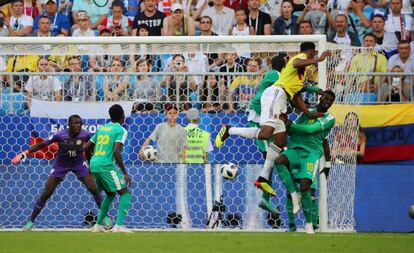 El colombiano Yerry Mina marca el primer gol del Senegal - Colombia.