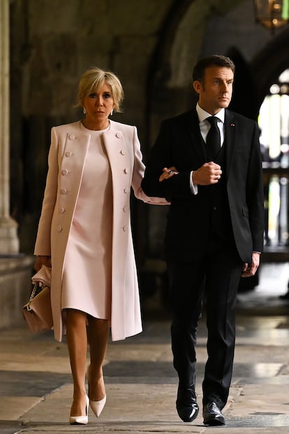 2023, en Londres. Para la coronacin de Carlos II como rey de Inglaterra, Brigitte Macron lleg del brazo de su marido, el presidente francs Emmanuel Macron, a la abada de Westminster, con un conjunto de abrigo y vestido a la rodilla, en rosa pastel, en coherencia con su estilo personal. La primera dama francesa desafi el protocolo, que en aquella ocasin requera que las mujeres tocaran su cabeza con un sombrero, un detalle o un tocado.