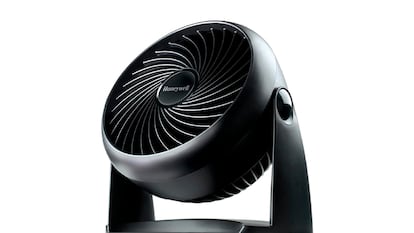 Ventilador sobremesa sobre fondo blanco