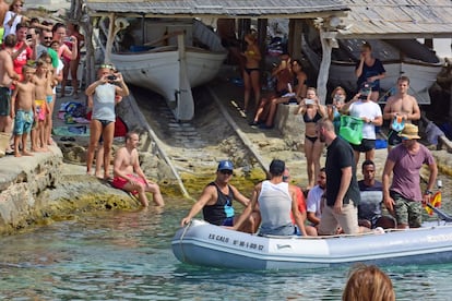 Cristiano Ronaldo causó una gran espectación entre los veraneantes que estaban en la playa de Formentera desde la que el futbolista salió para disfrutar de un día en el mar.