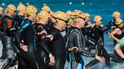 Atletas en el campeonato mundial de triathlon en Torremolinos (Málaga), este jueves.