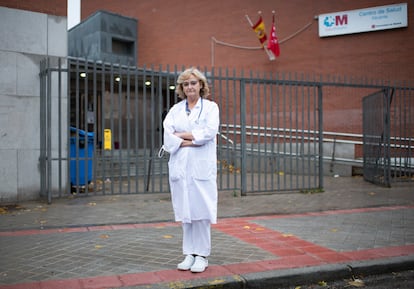 La pediatra Nieves Sánchez Cordero, en la puerta del centro de salud Alicante, este lunes.