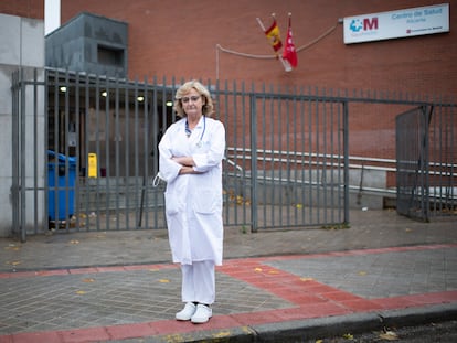 La pediatra Nieves Sánchez Cordero, en la puerta del centro de salud Alicante, este lunes.