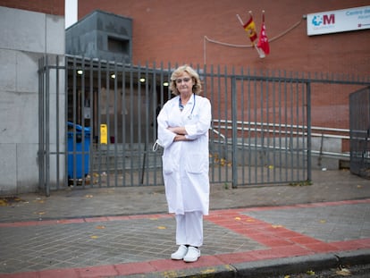 La pediatra Nieves Sánchez Cordero, en la puerta del centro de salud Alicante, este lunes.