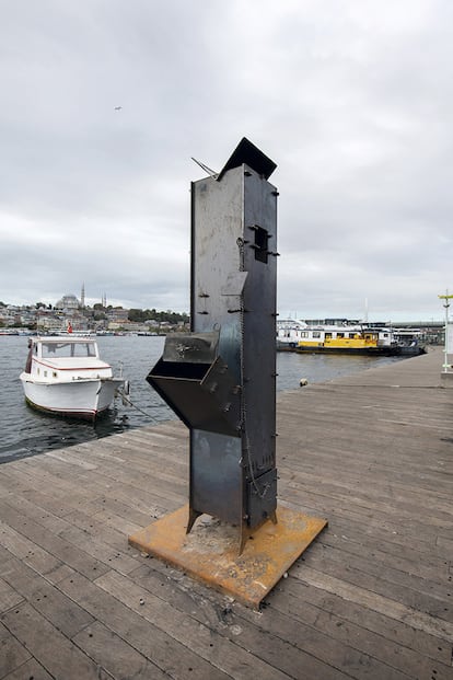 ‘The Revolution Woodstove' de Bits to arms y Beirutmakers, una estufa pública instalada durante la bienal. 