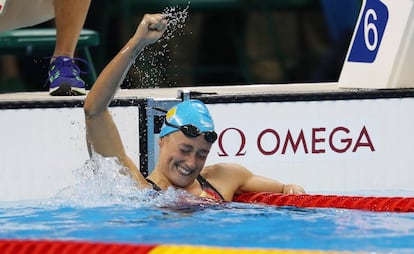 Mireia Belmonte celebra su medalla de oro en 200 metros mariposa.