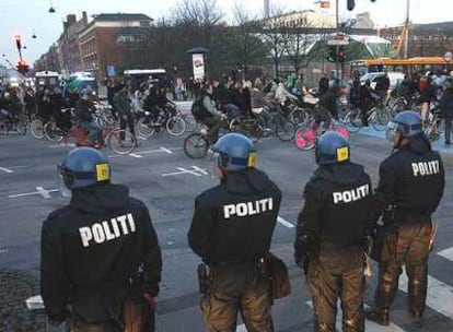 Policías daneses vigilan una marcha de ciclistas contra el cierre de un centro cultural alternativo ayer en Copenhague.