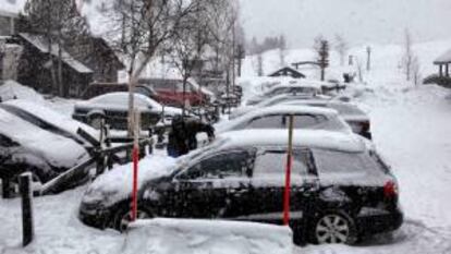 Las intensas precipitaciones de nieve registradas en el Pirineo dificultan el tráfico en varios puertos de montaña de la red viaria de la provincia de Huesca, donde es necesario el uso de cadenas para circular, entre ellos el acceso a a la estación de esquí de fondo de Los Llanos del Hospital, en Benasque, donde están hechas las imágenes el viernes 28 de febrero de 2014.