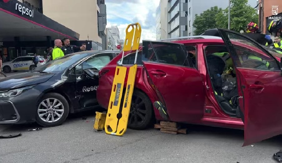 Ocho personas heridas en un aparatoso accidente en San Blas entre un VTC, un turismo y un coche patrulla
