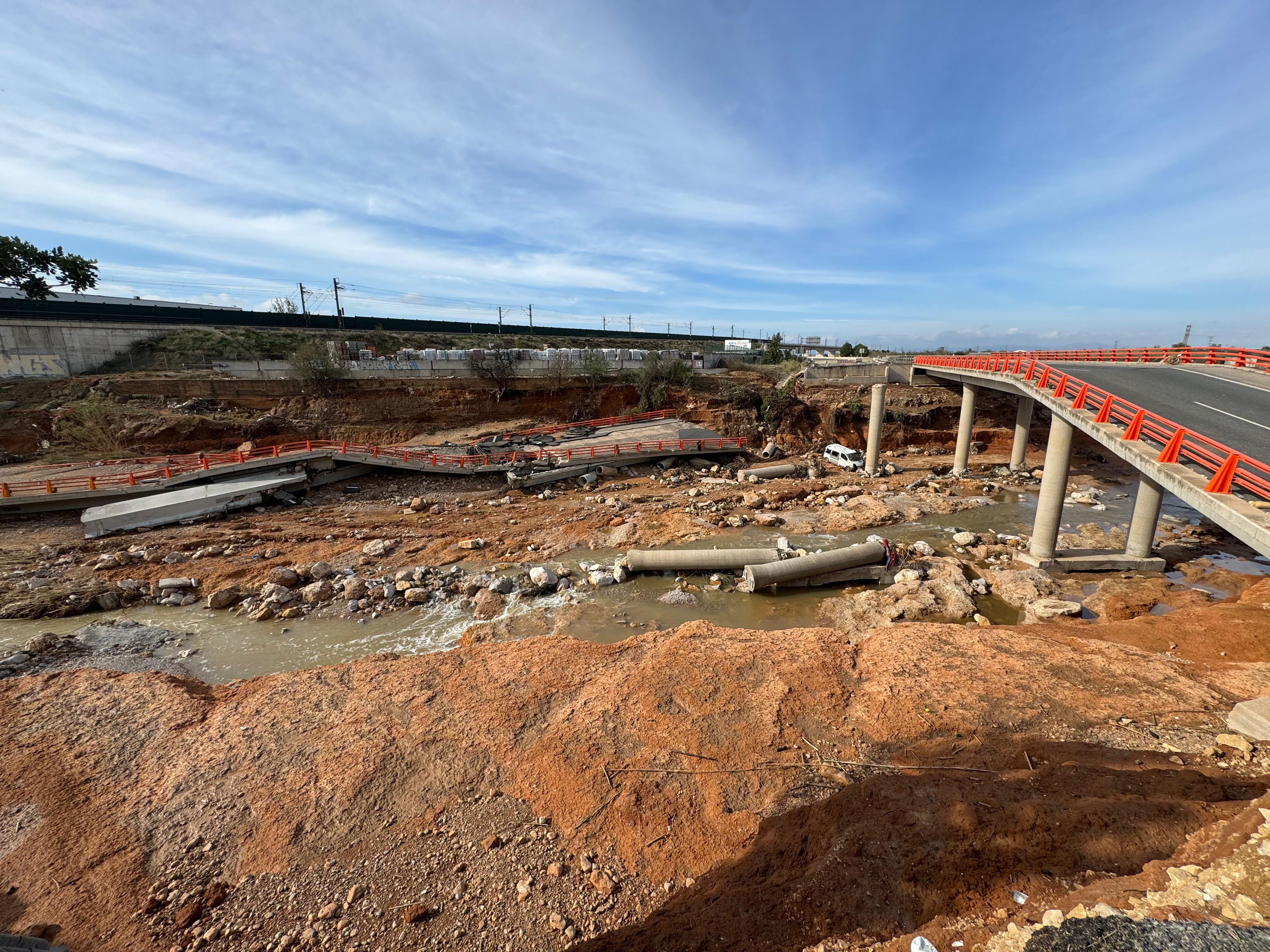 Estado en que quedaron los puentes (uno derribado sobre el cauce) sobre el barranco del Poyo tras la dana, en la CV-36, en una imagen cedida por la consejería de Infraestructuras.