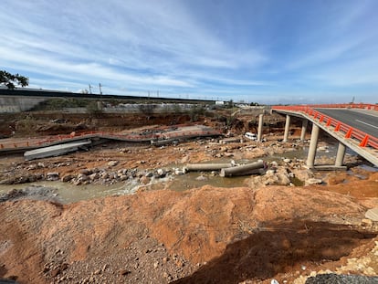 Estado en que quedaron los puentes (uno derribado sobre el cauce) sobre el barranco del Poyo tras la dana, en la CV-36, en una imagen cedida por la consejería de Infraestructuras.