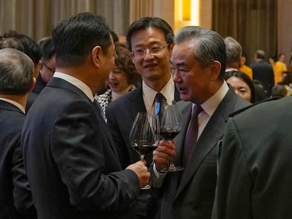 Chinese Foreign Minister Wang Yi (C) toasts with guests at the commemoration of the 45th Anniversary of China-US Diplomatic Relations in Beijing, China, 05 January 2024.