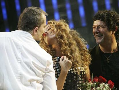 Miguel Bosé y Paulina Rubio se besan ante Alejandro Sanz.