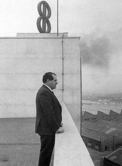 Eduardo Barreiros, en la terraza de su fábrica de Villaverde (Madrid).