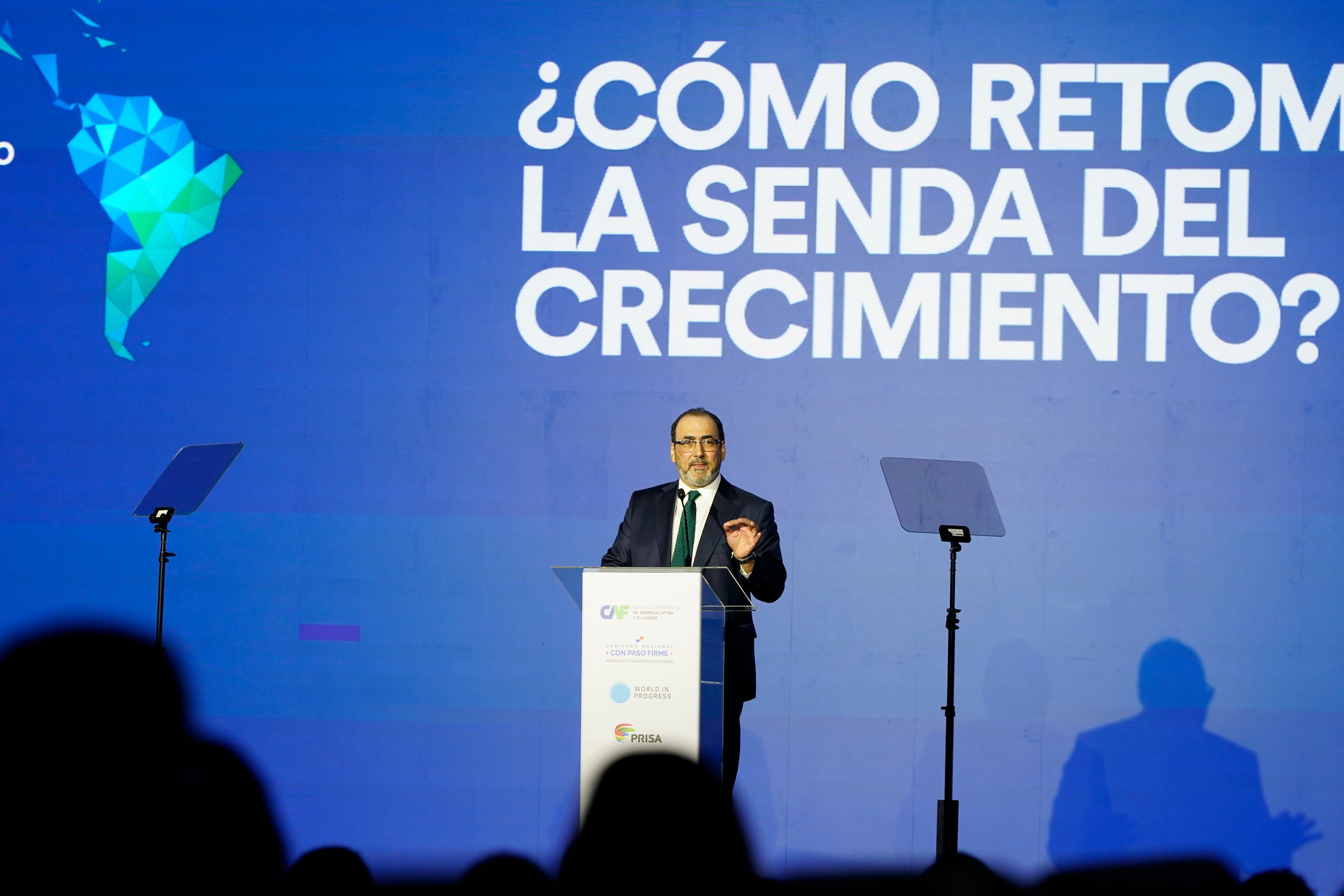 Sergio Díaz-Granados habla en la apertura del foro. 