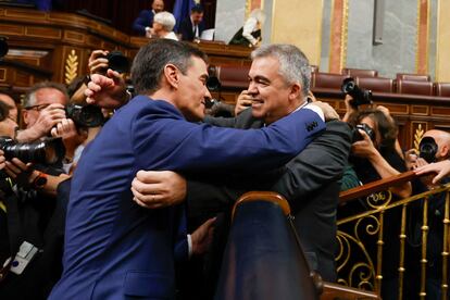 Pedro Sánchez y Santos Cerdán celebraban el jueves la investidura del líder del PSOE como presidente del Gobierno, en el Congreso.