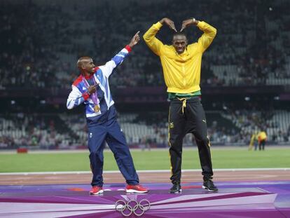 Usain Bolt en el podio de los 4x100 relevos con Mo Farah.