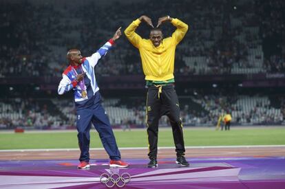 Usain Bolt en el podio de los 4x100 relevos con Mo Farah.