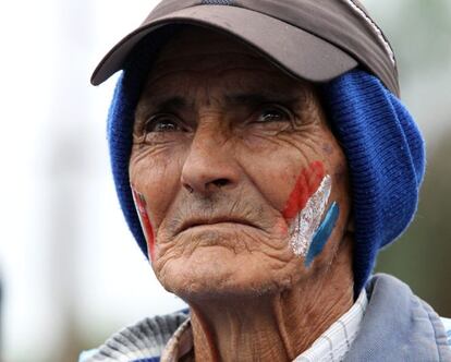 Un campesino se manifiesta en favor del presidente paraguayo frente al Congreso.