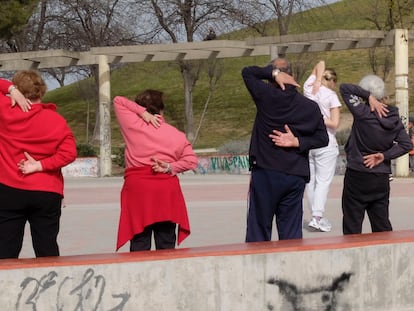 Dvd 1149 (20-02-23). Gente mayor haciendo ejercicio en el parque del Tío Pío en Vallecas.
