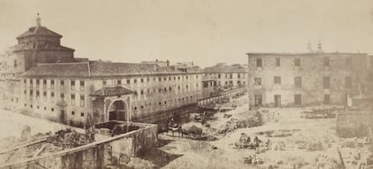 Panorama de Monteleón, desde la iglesia de Maravillas al arco del antiguo parque, lo único que sobrevivió en la actual plaza del Dos de Mayo (es el arco que está detrás de las esculturas de Daoíz y Velarde).