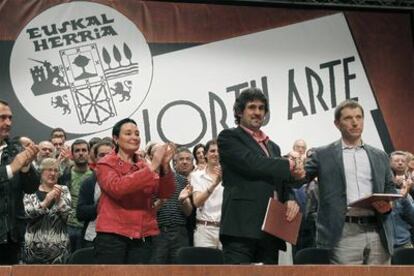 Jone Goirizelaia, Peio Urizar y Rufi Etxeberria, el pasado domingo, en la firma del acuerdo soberanista.