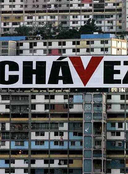 Cartel de propaganda de Hugo Chávez en un edificio de la barriada 23 de Enero de Caracas.