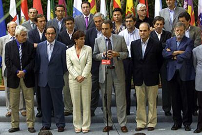 Rodríguez Zapatero, rodeado de dirigentes del PSOE tras aprobar la Declaración de Santillana del Mar.