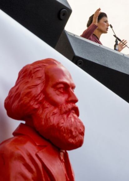 Tras una figura de Marx, Sahra Wagenknecht, en un acto electoral el pasado agosto.