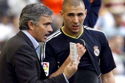 Mourinho da instrucciones a Benzema