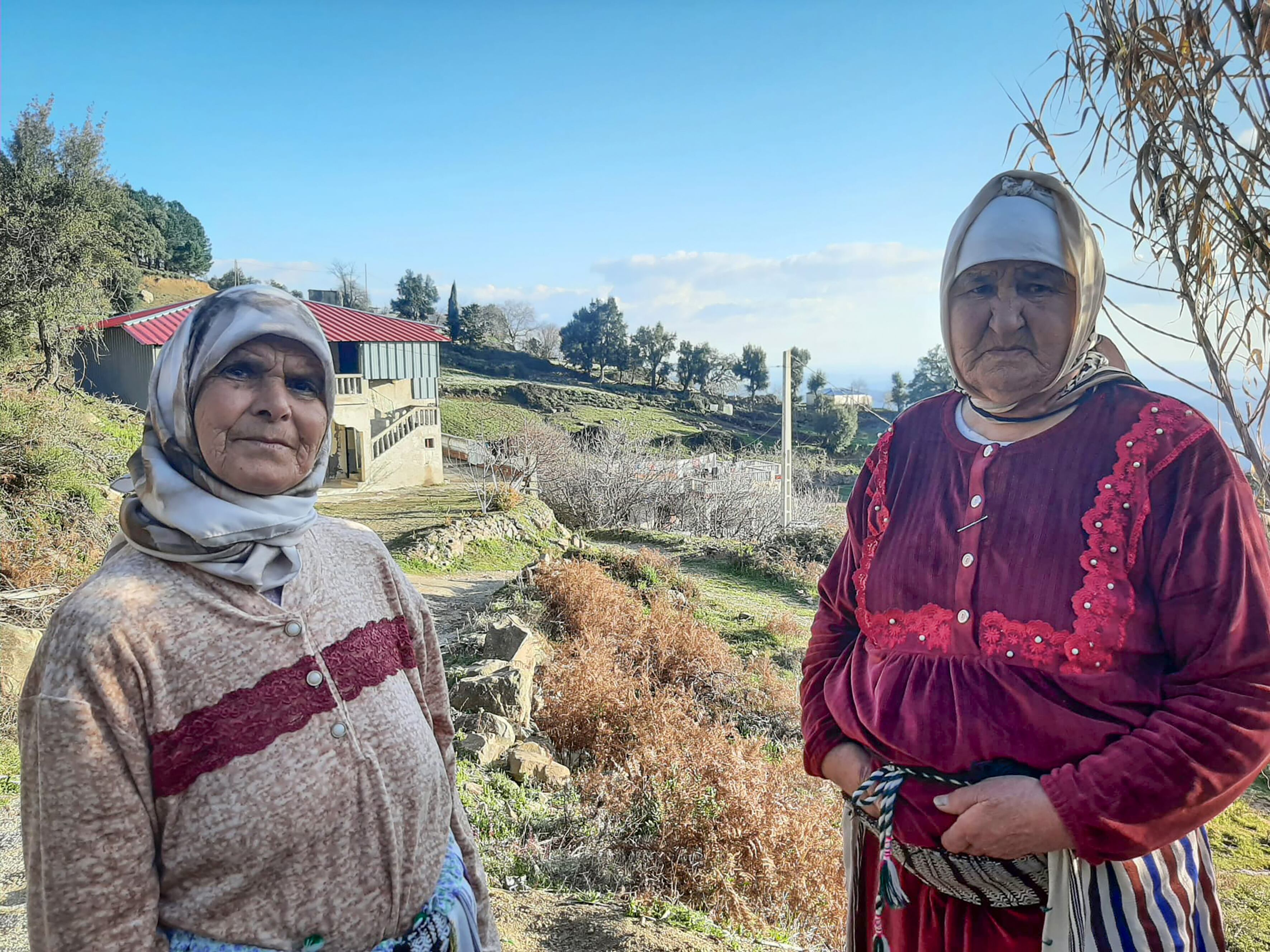 Las hermanas Samira y Salima Sharfi, campesinas del Rif que cultivaban cannabis ilegal y fueron indultadas por Mohamed VI en 2024, en febrero en Ben Berred (Marruecos).